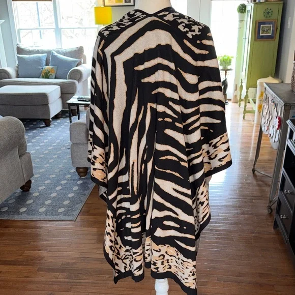 Chico's Black and Cream Patterned Wrap - Picture 6 of 9